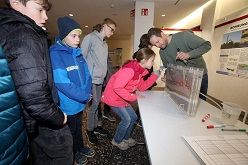 Wie bewegt sich Grundwasser im Untergrund? Beim Zukunftstag im Geozentrum Hannover erfahren Schülerinnen und Schüler viel über Geologie.  Eike Bruns  LBEG
