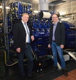 Forscher-Duo: Prof. Dr. Michael Thiemke (li.) und Prof. Dr. Clemens Jauch Wissenschaftler forschen im GrinSH-Teilvorhaben an „Innovativen Beiträgen zur nachhaltigen Energienutzung in Schleswig-Holstein“. Herzstück ist der Gasmotor.  Bärbel Ballaschke