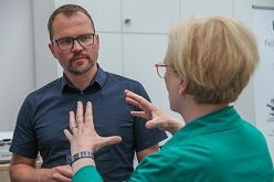 Im Gespräch: Prof. Dr. Andreas Mai und Prof. Dr. Ulrike Tippe bei der Eröffnung des Joint Technology Lab  Franziska Wegner  IHP 2023