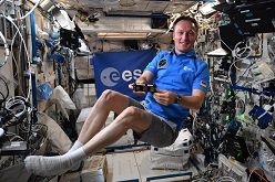ESA-Astronaut Matthias Maurer zeigt eine Materialprobe von Professor Frank Mücklich auf der ISS  ESA/NASA