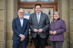 Freuen sich über die gemeinsame Berufung von Prof. Dr. Andreas Stahl (Mitte): Prof. Dr. Frank Ordon, Präsident des Julius Kühn-Instituts (l.), und JLU-Präsidentin Prof. Dr. Katharina Lorenz.  Quelle: JLU / Katrina Friese