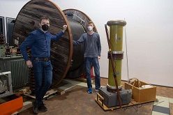 Von links: Prof. Dr. Johannes Stolz und Tim Evers, Elektrotechnik-Student und studentische Hilfskraft  Christiane Gandner  Hochschule Koblenz