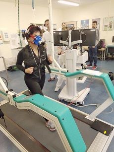 Hobbyläuferin Simone Saloßnick möchte ihre Ausdauerleistung verbessern. Um keine gesundheitlichen Risiken einzugehen und um Hinweise für ein gezieltes Training zu bekommen, lässt sie ich checken. Foto: Uniklinikum Dresden / Holger Ostermeyer