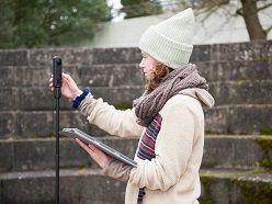 Katharina Pilar von Pilchau bei der Arbeit mit der 360° Kamera. Sie ermöglicht Aufnahmen aus verschiedenen Perspektiven.  TH OWL