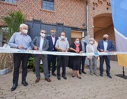 Eröffnung des Papiertechnikums (v.l.) Prof. Dr. Gerhard Schiefer, Prorektor Prof. Dr. Klaus Sandmann, Dirk Vianden, Prof. Dr. Ralf Pude, Ursula Heinen-Esser, Kanzler Holger Gottschalk, Dekan Prof. Dr. Peter Stehle und Landrat Sebastian Schuster. Foto: Volker Lannert/Uni Bonn