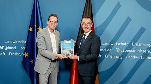 Bundesminister Cem Özdemir (r.) nimmt am 8. Dezember 2023 das aktuelle Gutachten des Wissenschaftlichen Beirats für Agrarpolitik, Ernährung und gesundheitlichen Verbraucherschutz (WBAE) aus der Hand des Beiratsvorsitzenden Prof. Dr. Achim Spiller entgegen  BMEL