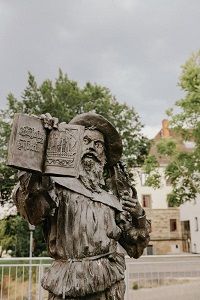 Den Kannibalen entkommen: Auch Hans Staden und sein Reisebericht aus Brasilien finden sich im Führer zu Orten mittelalterlicher Literatur; im nordhessischen Wolfhagen erinnert eine Statue von Karin Bohrmann-Roths an den Abenteurer und Autor.  Foto: Antonia Krihl