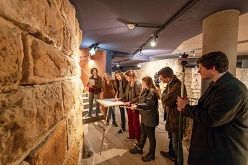 Auf Spurensuche an der Mauer des ehemaligen Roten Turms (von links): Studentin Maria Schmitt, Professorin Sabine Hornung, Isabel Kriebelt-Braun, Johanna Maßong, Franziska Maria Schuster, Matthias Paulke vom Landesdenkmalamt und Student Jens Minnig.  André Mailänder  Historisches Museum Saar