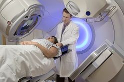  Bei der Strahlentherapie wird die Strahlendosis zielgenau auf den Tumor des Patienten gelenkt. Gesundes Gewebe wird dabei weitestgehend geschont. frau-bestrahlung-strahlentherapie-brust-arzt-shutterstock_1091529116.jpg