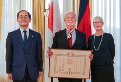 Offizielle Überreichung „Orden der Aufgehenden Sonne“ durch Hidenao Yanagi, Botschafter von Japan in der Bundesrepublik Deutschland (links) an Prof. Dr. Peter Hennicke, Wuppertal Institut (mitte) mit Ehefrau Sabine Hennicke (rechts)  Embassy of Japan in Germany