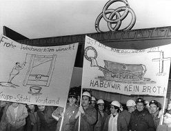 Demonstrierende Stahlarbeiter vor dem Tor 1 in Rheinhausen bereits im Dezember 1982 (Bild: Stadtarchiv Duisburg).