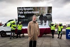 Der Präsident des Deutschen Verkehrssicherheitsrats Dr. Walter Eichendorf bei der Enthüllung der Plakate zur Aktionswoche