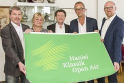 (v. l.) Kulturdezernent Thomas Krützberg, Jutta Stolle, Firma Haniel, Prof. Dr. Alfred Wendel, Duisburger Philharmoniker, Prof. Christoph Meyer; DOR, und OB Sören Link mit dem Plakat zum 4. Haniel Klassik Open Air.