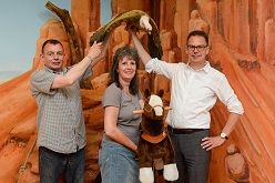(v.li.) Andreas Seim (Kurator, Badisches Landesmuseum Karlsruhe), Elke Torspecken (Dokumentarin am MKK) und Dr. Jens Stöcker (Direktor des MKK). Foto: Roland Gorecki, Dortmund Agentur.