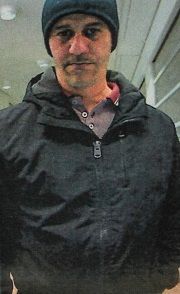 Wer kennt diesen Mann? Er hat mit einer gestohlenen EC-Karte Geld abgehoben.