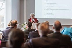 Projekt ChiKoN – Chinakompetenz im Norden gestartet. Prof. Angelika Messner begrüßt Gäste der Auftaktveranstaltung.  Lorenz Oberdoerster  Lorenz Oberdoerster, Uni Kiel