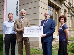 (v.r.n.l.) Klinikdirektor Veit Rößner, Gilbert Häfner, Präsident des Rotary Clubs Dresden-Goldener Reiter; CSW-Geschäftsführer Peter Leuwer und Förderschullehrerin Jannine Ufer. Holger Ostermeyer Universitätsklinikum Carl Gustav Carus Dresden