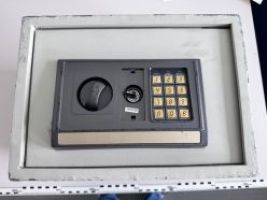 POL-BO: Am Bochumer Hauptbahnhof gefunden: Wem gehört dieser Tresor?