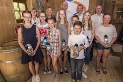 Oberbürgermeister Sören Link (Mitte) ehrte die sieben Mädchen und einen Jungen der MSV-Einradzebras im Beisein von Astrid Stewin, Vorstandsvorsitzende der Zoo Duisburg AG, Jürgen Dietz, Betriebsleiter DuisburgSport und Sportdezernent Dr. Ralf Krumpholz (hinten r.)
