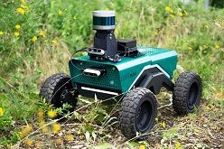 Der kleine mobile Roboter CURTmini erkennt autonom Untergründe, schätzt diese nach ihrer Befahrbarkeit ein und plant den Pfad entsprechend.  Fraunhofer IPA