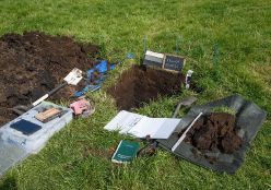 Anhand von Profilgruben wird der Zustand von Moorböden beschrieben.  Copyright: Thünen-Institut/Christina Waitkus