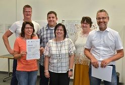 „Stadtbaurat Dr. Markus Bradtke überreicht bei der Abschlussveranstaltung des „Stadtradeln“ Urkunden an die Teilnehmenden, hier an das Team „Knappschaft Bahn-See by bike“.“
