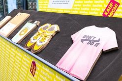 Bewusst konsumieren: Gäste der Ausstellung erfahren, welche Umweltprobleme nicht-kreislaufgerechte Produkte bewirken.  Mirco Dreger  © Mirco Dreger/DBU