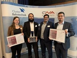 Ausgezeichnete Forschung: Maximiliane Lorenz (Fraunhofer IML), Valentin Mees (Fraunhofer LBF), Achim Klukas (Fraunhofer IML) und Georg Maximilian Stoll (Fraunhofer LBF) freuen sich über den Sonderpreis 2021 des CNA e.V..  CNA e.V.
