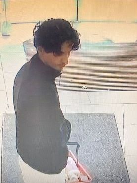 er abgebildete männliche Tatverdächtige entwendete in einer Drogerie diverse Waren