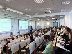 Prof. Dr.-Ing. Stephan Schenkel, Rektor der DHBW Karlsruhe begrüßt die