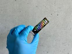 Ein Mitarbeiter des Universitätsklinikums Freiburg hält einen Methylom-Chip, der für die Analyse epigenetischer Veränderungen im Tumorgewebe verwendet wird.  Quelle: Universitätsklinikum Freiburg