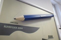 Eine besondere Auszeichnung für das Polizeipräsidium Bochum: 2004 wurde der Pressestelle auf der Ruhrpressekonferenz die Ruhrfeder verliehen. (Bild: Polizeipräsidium Bochum)