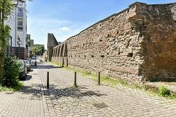 Einmal Van Goghs Sonnenblumen, aber bitte für Segelfans! Was KI damit zu tu hat? Eine aktuelle Studie belegt: Selbstbezug – das heißt, wie viel uns etwas bedeutet, weil es unsere Identität, Erinnerungen, Bedürfn  Vincent Van Gogh: Twelve Sunflowers in a Vase (August 1888), Neue Pinakothek, Munich; ESI/C. Kernberger  (199 KB, 2055 x 1