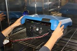 Im Testbetrieb: Gehäuse eines Photovoltaik-Wechselrichters in einer Klimakammer am Fraunhofer IZM.  © Fraunhofer IZM