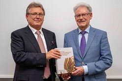 Prof. Dr. Dieter Häussinger und Prof. Dr. Hans Süssmuth bei der Buchpräsentation im Leber- und Infektionszentrum der Düsseldorfer Uniklinik. Foto: Dr. Tobias Buschmann.