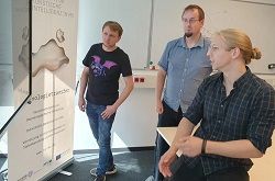 (v.r.n.l.) Der Koordinator des KI-Zentrums MV Emil Löffler im Gespräch mit seinen Kollegen Dr. Hannes Grunert und Felix Hauptmann.  Dörte Rahming