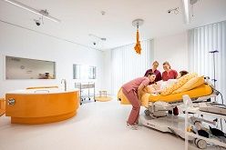 Angehenden Hebammen stehen im dualen Studiengang Hebammenwissenschaft an der Hochschule Osnabrück im neuen Skills- und Simulationslabor unter anderem computergesteuerte Ganzkörpersimulatoren in zwei Kreissälen zur Verfügung.  Oliver Pracht  Hochschule Osnabrück/ Oliver Pracht