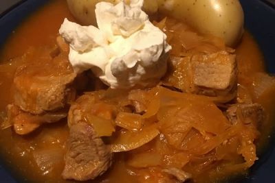 Szegediner Goulasch mit Pellkartoffeln
