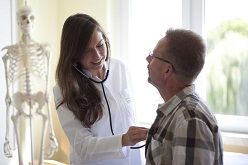 Regelmäßige Vorsorgeuntersuchungen tragen dazu bei alterstypische Erkrankungen rechtzeitig zu erkennen und frühzeitig behandeln zu können. Foto Sarah Kossmann_UMMD  Sarah Kossmann  Universitätsmedizin Magdeburg