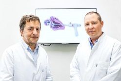 v.l.: PD Dr. med. Marian Kukucka (Oberarzt Kardioanästhesie) und Prof. Dr. med. Jörg Kempfert (Leitender Oberarzt Herzchirurgie) mit einer graphischen Darstellung des 
