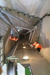 Abstieg in den Tunnel. Die steile Wendeltreppe führt zehn Meter bis zum Beginn des Tunnels.