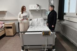 Die Studiengangleiterinnen Prof. Dr. Dorothea Thieme (links) und Prof. Dr. Annette Meussling-Sentpali im Skills Lab der OTH Regensburg, in dem die Fachkräfte ein praxisnahes Studium absolvieren. Simone Grebler OTH Regensburg