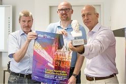 (v. l.) Bildungsdezernent Thomas Krützberg, Oberbürgermeister Sören Link und VHS-Direktor Volker Heckner mit dem Plakat zur Langen Nacht der VHS und dem Duisburger Sokrates“.