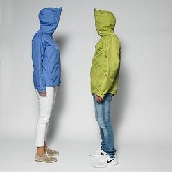 Die grüne Farbe der Jacke zeigt, dass Material aus dem Recyclingprozess verarbeitet ist.  Schoeller Textil AG