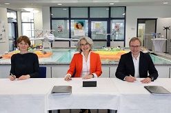 v.l.: Staatssekretärin Susanne Bowen, Staatssekretärin Susanne Henckel, Staatssekretär Guido Wendt  Sabrina Scholz  Ministerium für Wissenschaft, Kultur, Bundes- und Europaangelegenheiten Mecklenburg-Vorpommern