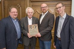 (v. l. n. r. Bezirksmanager Jürgen Konkol, Winfried Boeckhorst, Sören Link, Dr. Andreas Pilger, Leiter des Stadtarchivs)