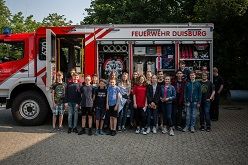 Eine der insgesamt fünf Schulklassen, die bei der Freiwilligen  Feuerwehr zu Gast waren (Foto: Feuerwehr Duisburg/Karsten Ophardt)