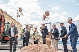 Beim Spatenstich buddeln gemeinsam Ulrich Delles, Hochschulkanzler Dr. Matthias J. Kaiser, Heidrun Piwernetz, Dominik Sauerteig, MdB Jonas Geissler, Prof. Dr. Stefan Gast, Prof. Dr. Jens Grubert.  Natalie Schalk  Hochschule Coburg