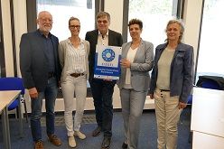 Dr. Corinna Glasner  von dem Universitätsklinikum in Groningen, Niederlande (2.v.rechts), überreicht dem Leitenden Arzt der Hygiene Klaus Welskop (links daneben) vom Johanniter-Krankenhaus Rheinhausen offiziell das 2. EurSafety Health-Net-Qualitätssiegel. Mit auf dem Bild sind v. links: Dr. Dieter Weber (Leiter Gesundheitsamt Stadt Duisburg) und Susanne Sterzing und Angela Wiegand-Fekl (beide Hygienefachkräfte im Johanniter-Krankenhaus).Foto Sandra Kalkmann