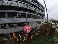 Der neue MRT wird an seinen Platz im Untergeschoss von Haus 21 am Universitätsklinikum Dresden gehoben.  UKD/Marc Eisele